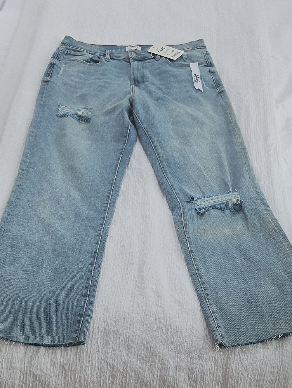 Kensie Light Blue Distressed Cropped Jeans